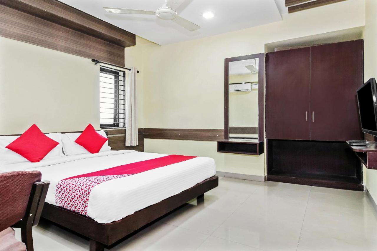 Oyo 30537 Hotel Megharaj Bijāpur Buitenkant foto